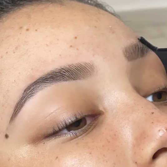 Un brow lift avec teinture réalisé par Siloé