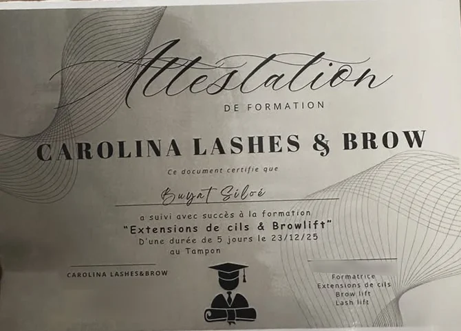 Attestation de formation Carolina Lashes & Brow : Buyat Siloé a suivi avec succès la formation « Extensions de cils & Browlift », 5 jours, le 23/12/25, au Tampon.
