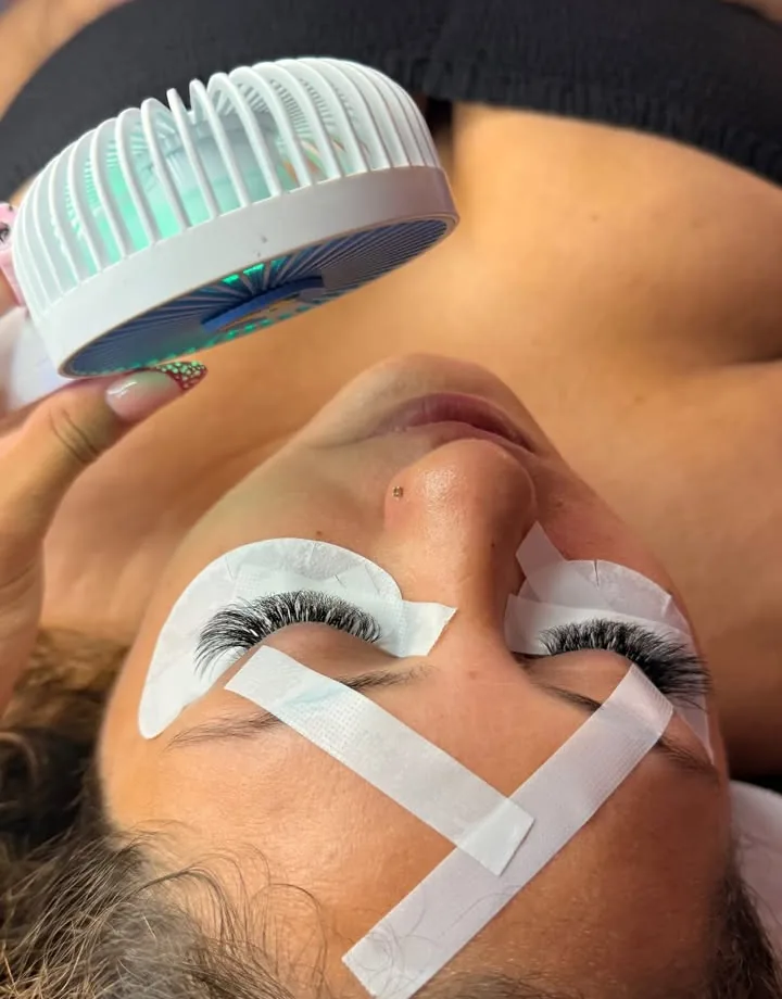 Une pose en cours : patchs sous les yeux, ventilateur pour sécher la colle